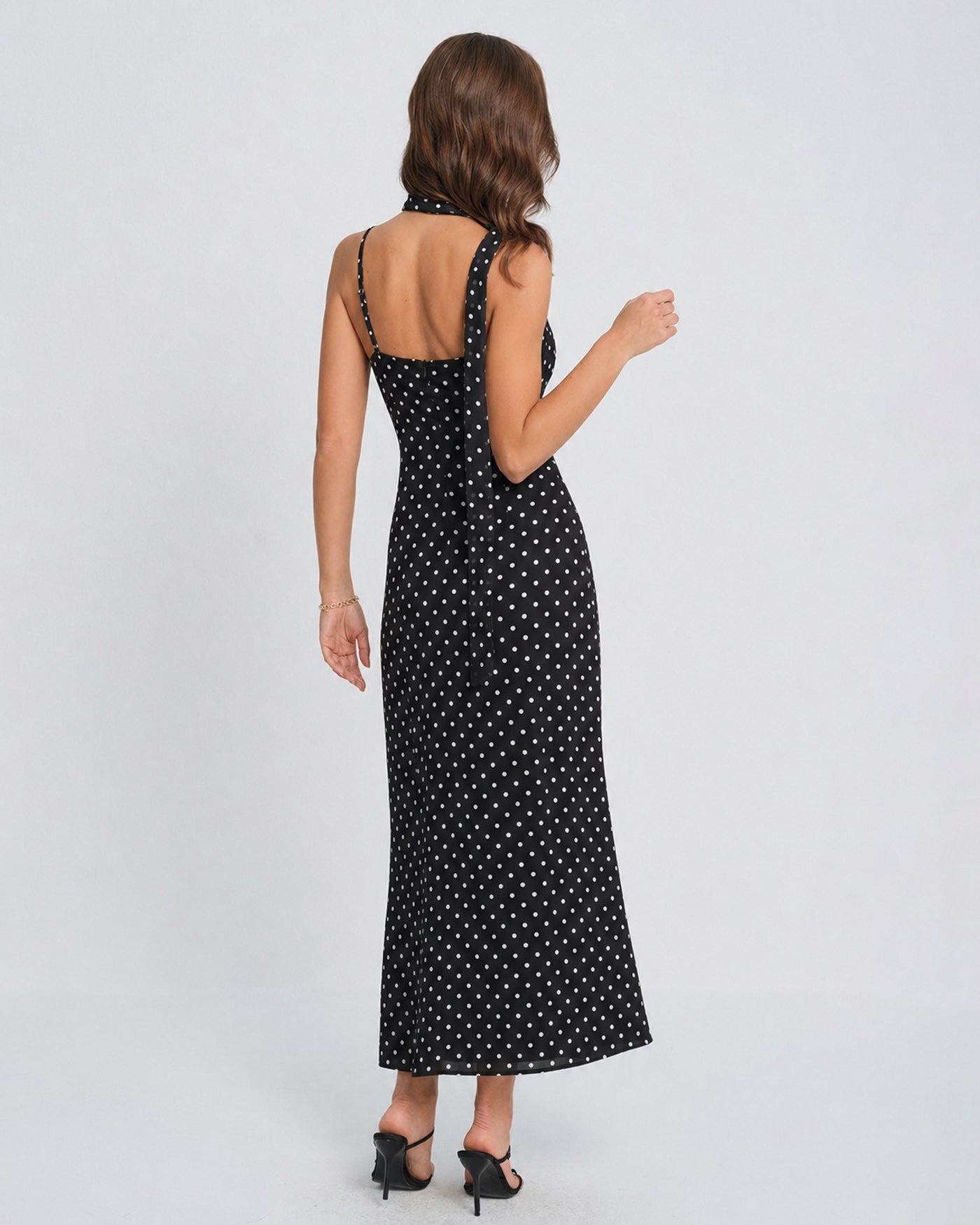 Vestido slip longo preto com estampa de poás e decote drapeado