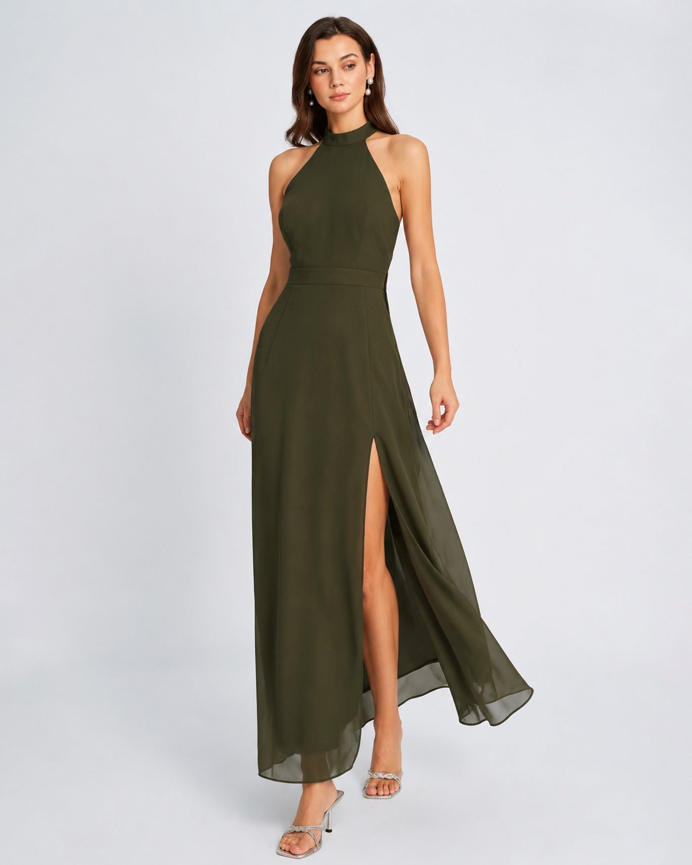 Vestido longo em chiffon verde com gola alta e fenda