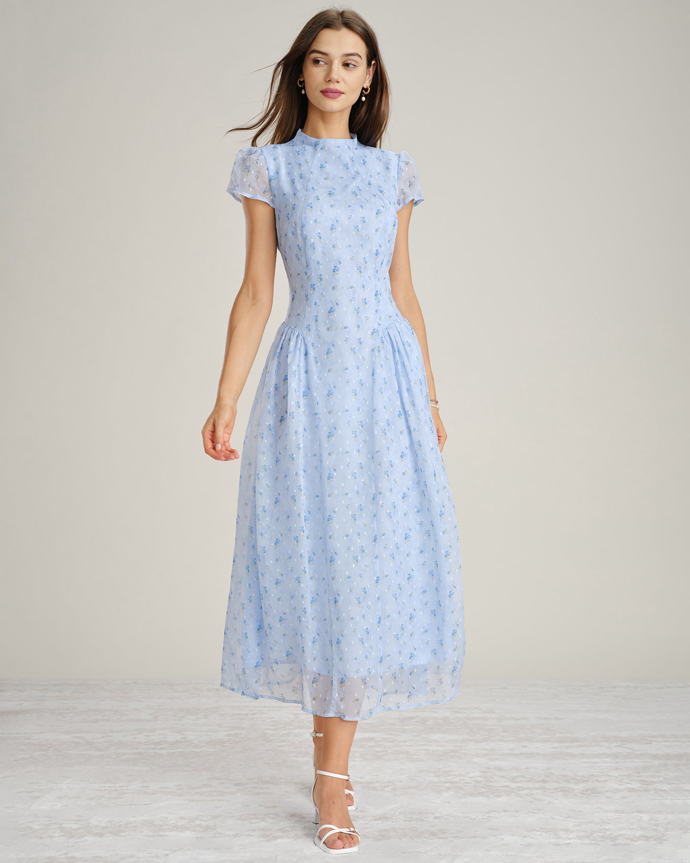 Vestido maxi floral em chiffon com gola alta — Azul