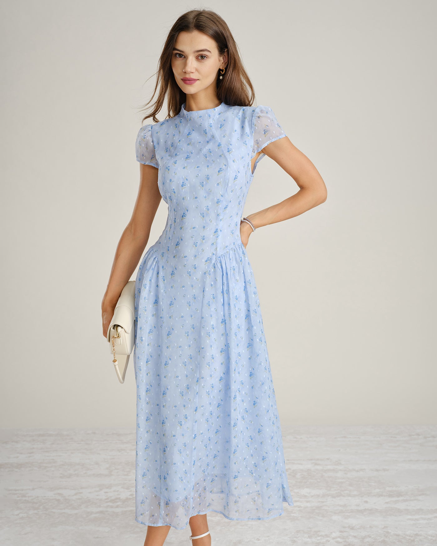 Vestido maxi floral em chiffon com gola alta — Azul