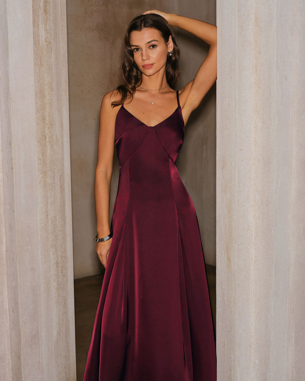 Vestido longo slip em cetim vinho com corte evasê