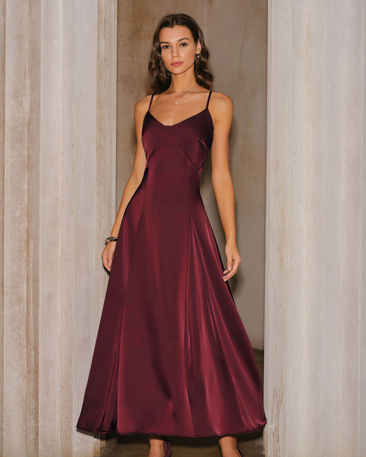 Vestido longo slip em cetim vinho com corte evasê