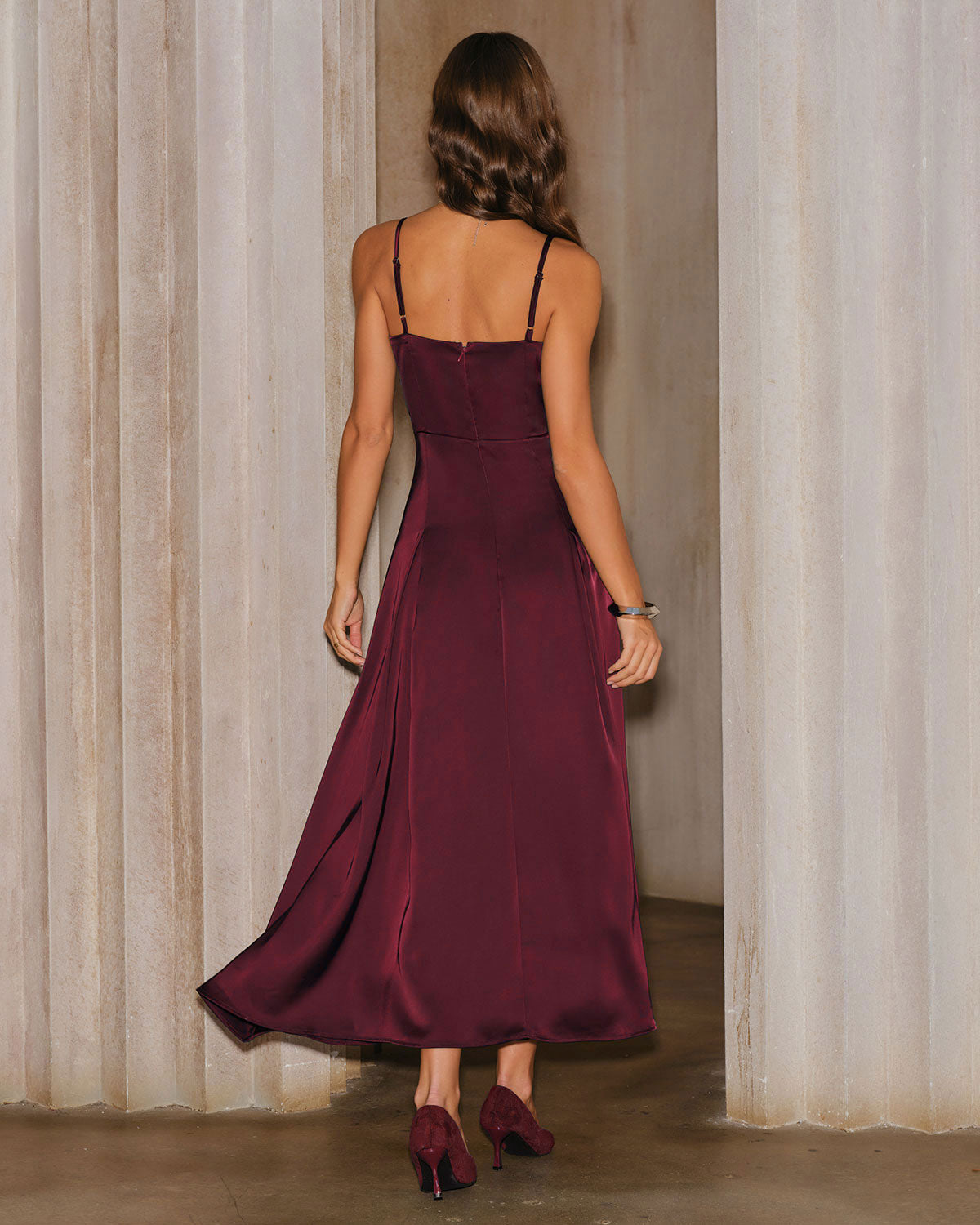 Vestido longo slip em cetim vinho com corte evasê