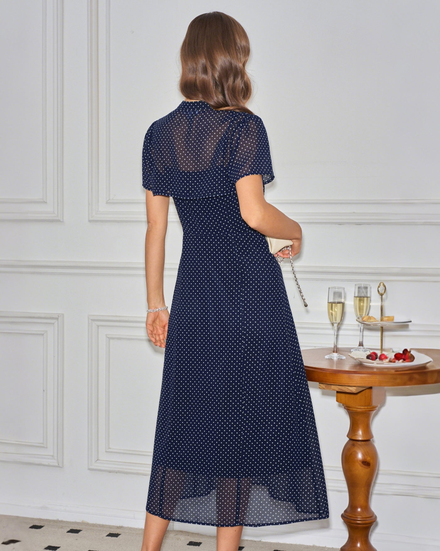 Vestido midi estilo slip com estampa de poás e gola azul