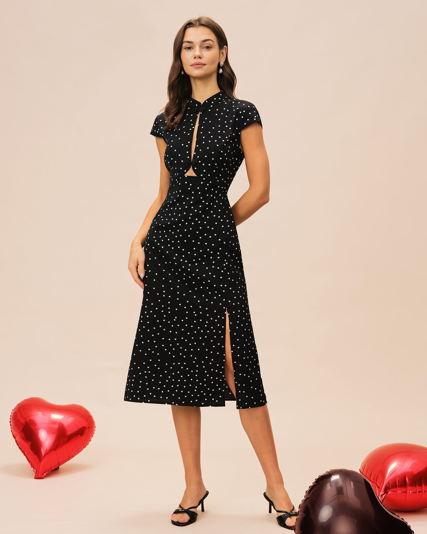 Vestido midi preto com estampa de poá e gola mandarim