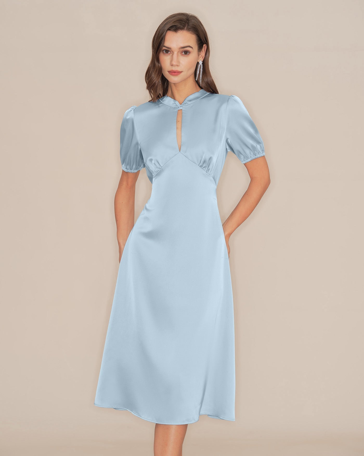 Vestido midi azul de cetim com mangas bufantes e costas abertas