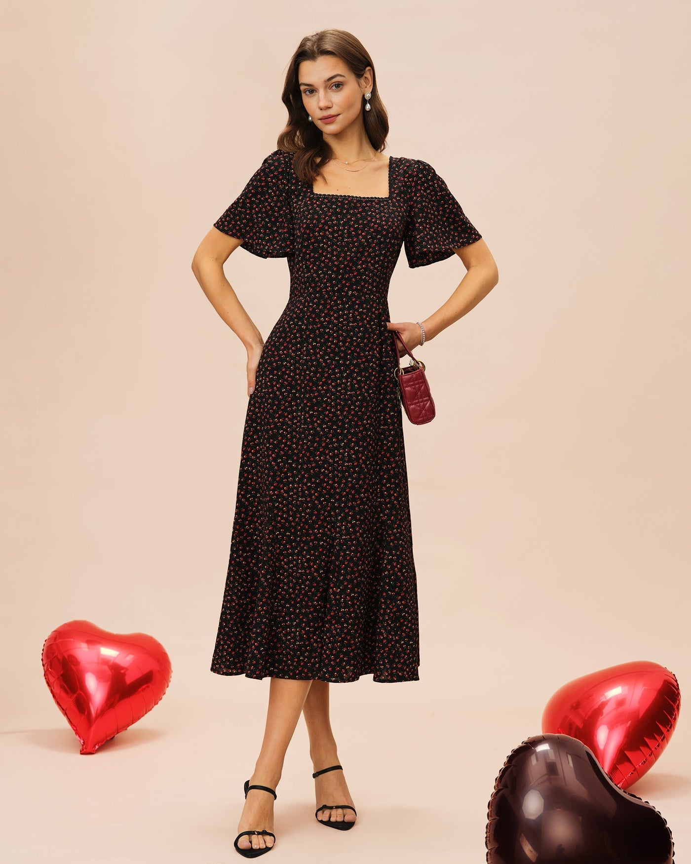 Vestido midi floral preto com decote quadrado e mangas borboleta