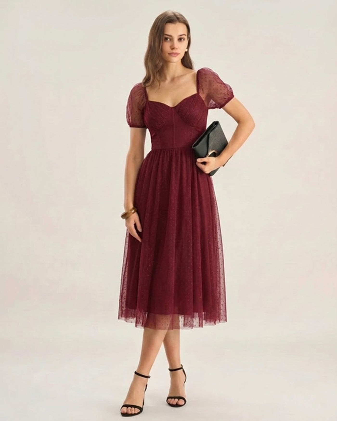 Vestido midi vermelho com decote em coração e estampa poá