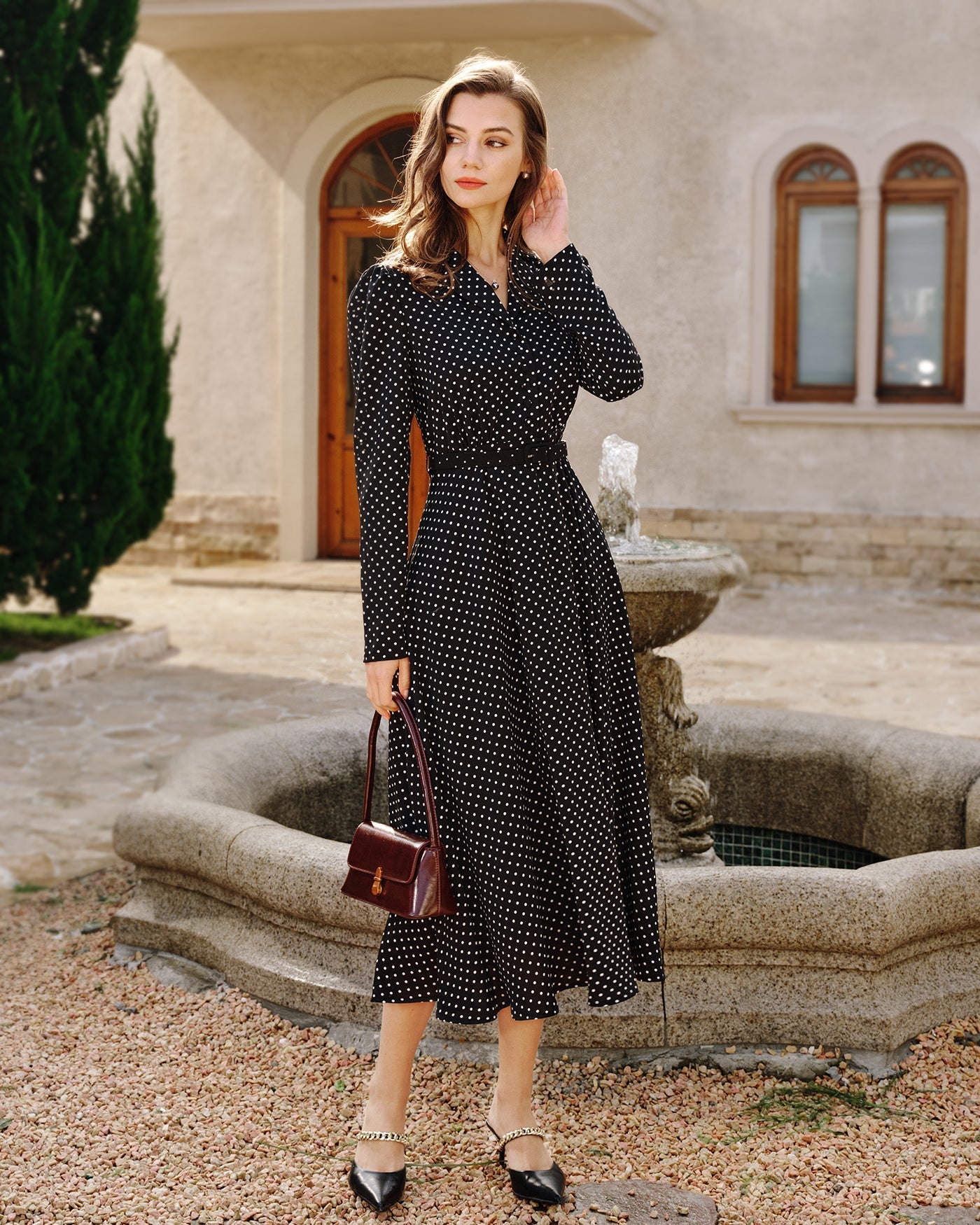 Vestido midi preto com gola e estampa de poá