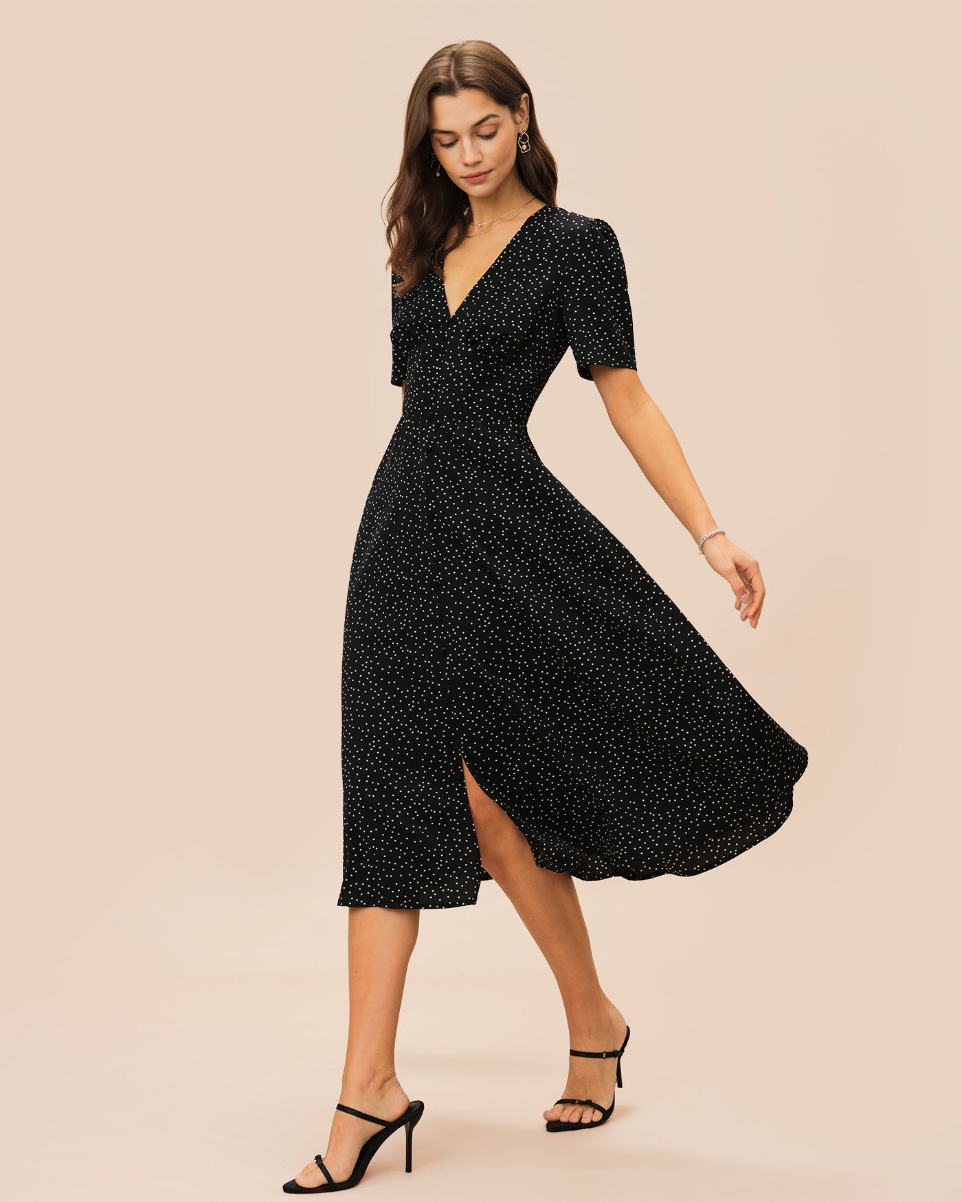 Vestido midi preto com decote em V e estampa de poá
