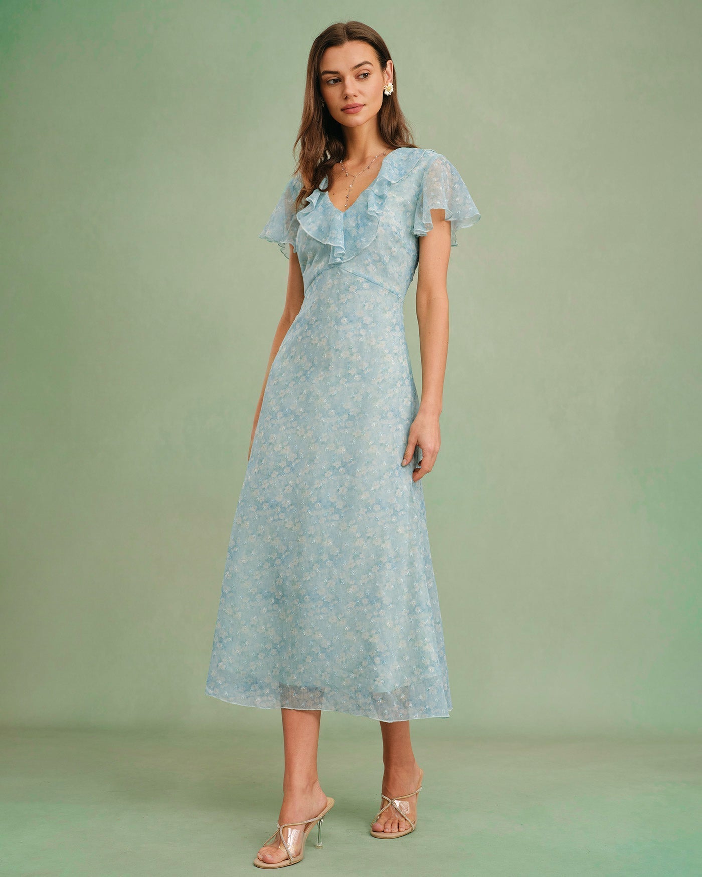 Vestido midi azul com decote em V, estampa floral e babados