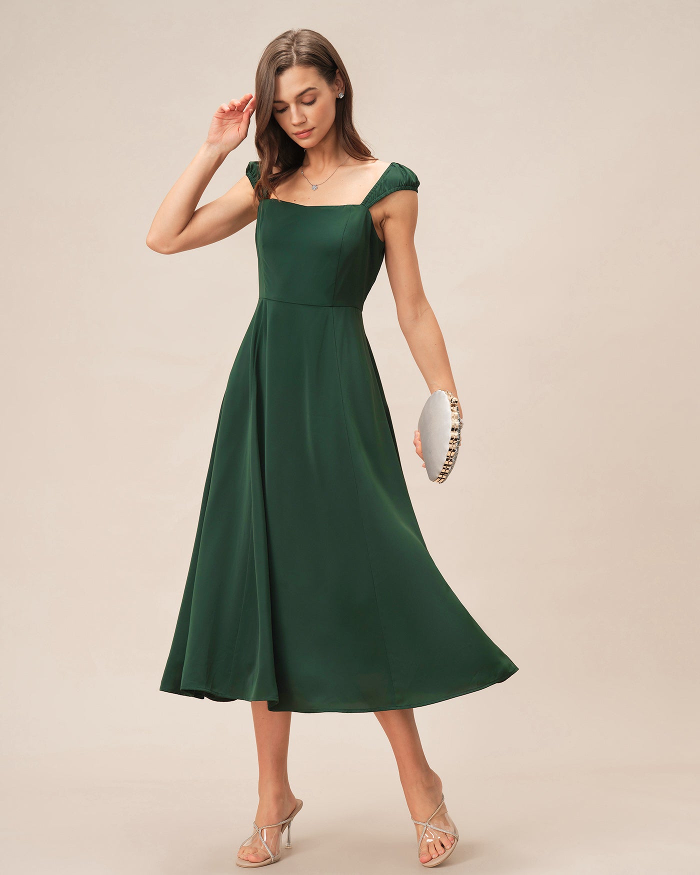 Vestido midi verde de decote quadrado com mangas curtas estruturadas
