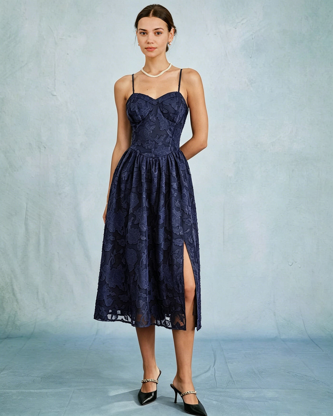 Vestido midi evasê em jacquard azul, estilo slip