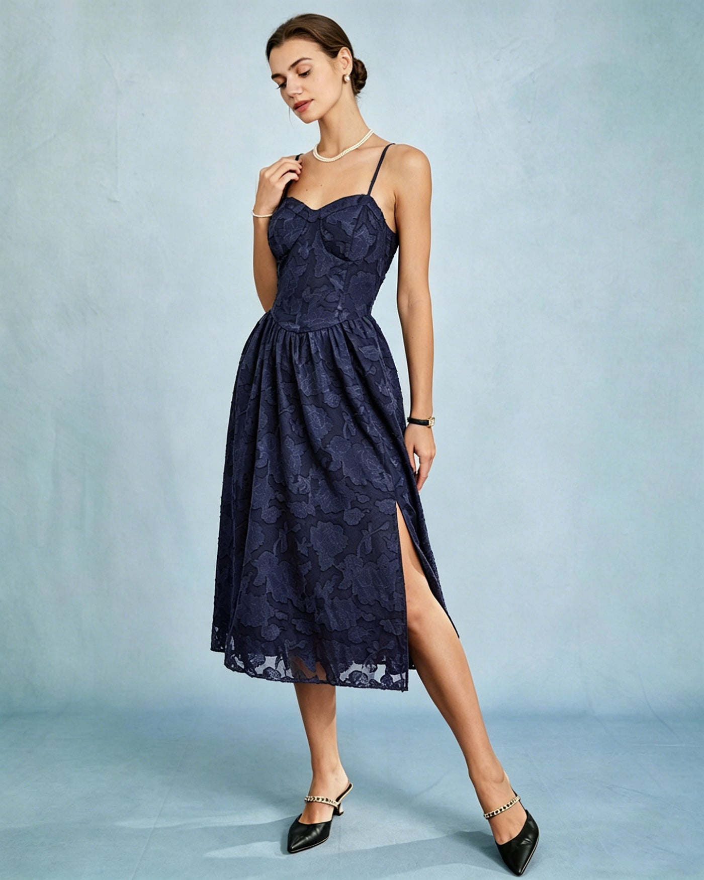 Vestido midi evasê em jacquard azul, estilo slip