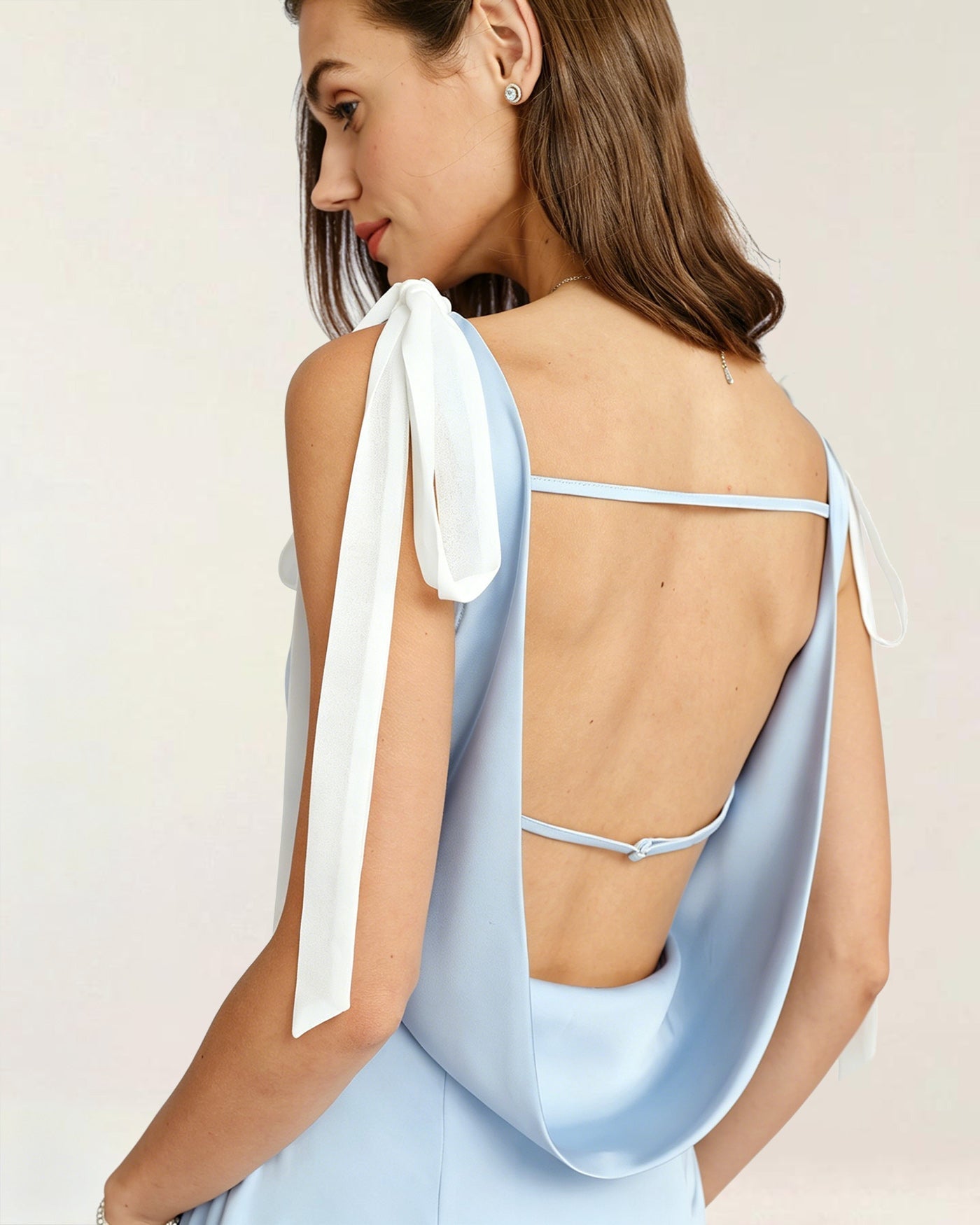 Vestido midi de cetim azul com decote em V e recorte