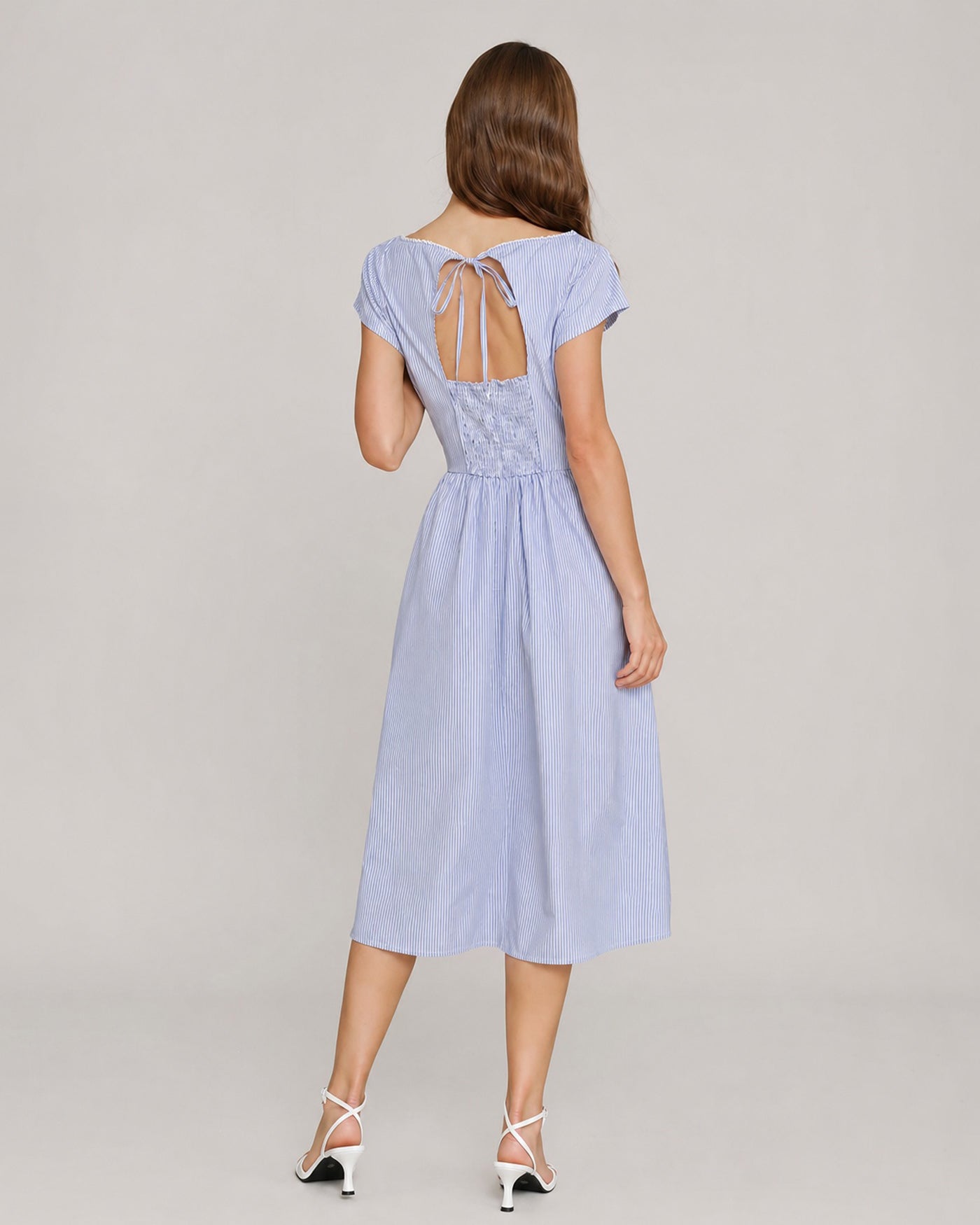 Vestido midi azul com decote canoa e franzidos