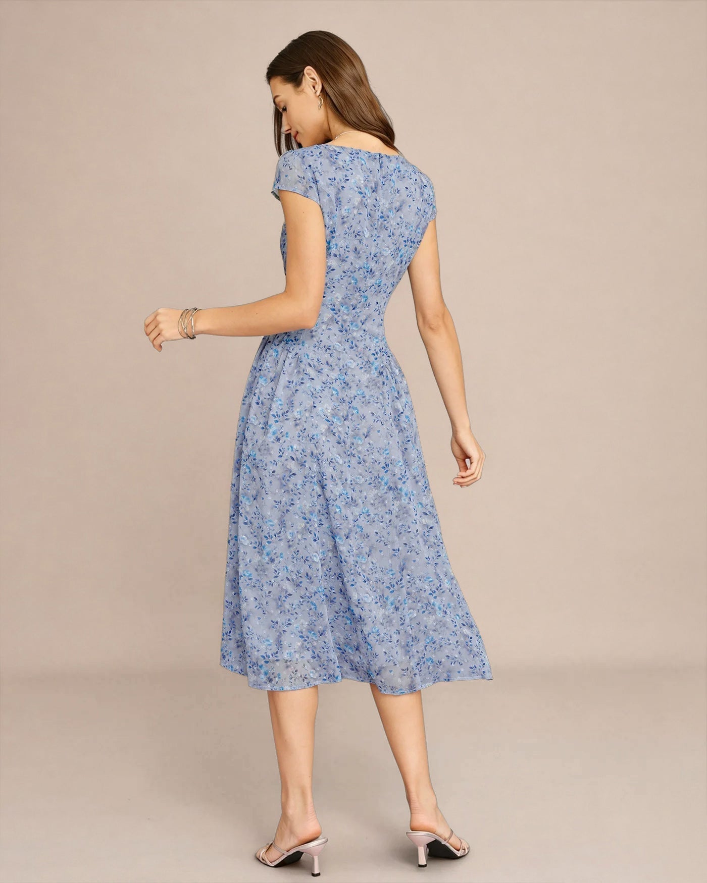 Vestido midi floral azul com decote em U e botões frontais