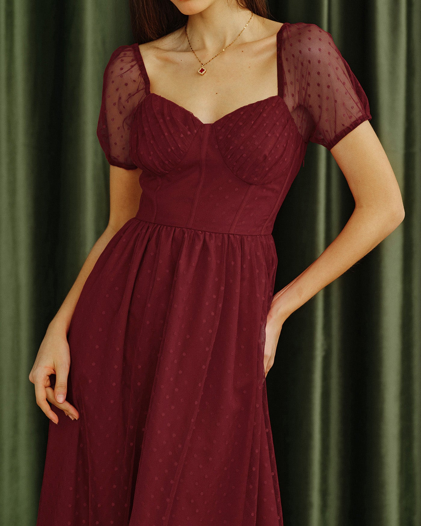 Vestido midi vermelho com decote em coração e estampa poá
