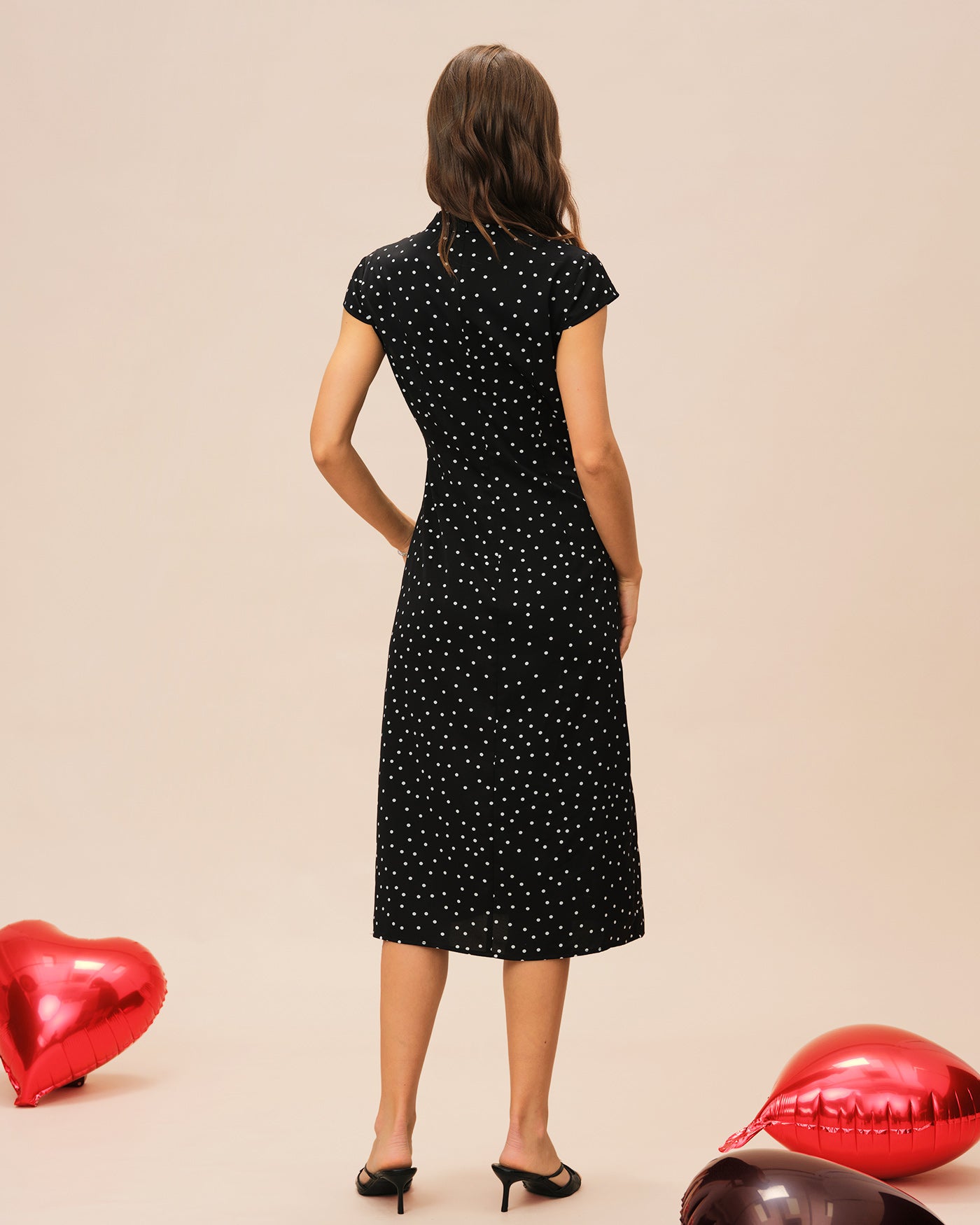 Vestido midi preto com estampa de poá e gola mandarim