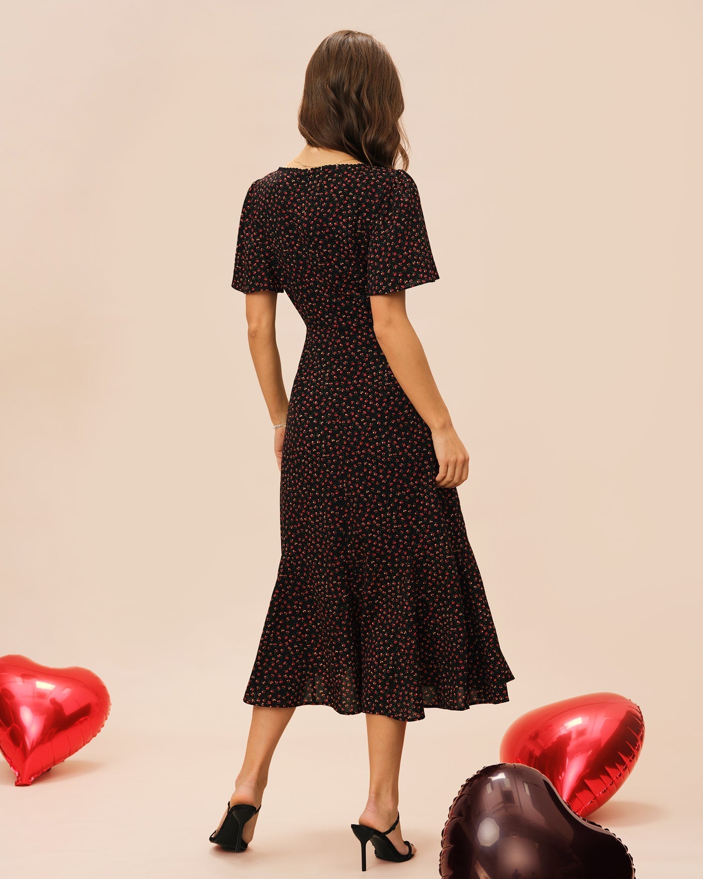 Vestido midi floral preto com decote quadrado e mangas borboleta