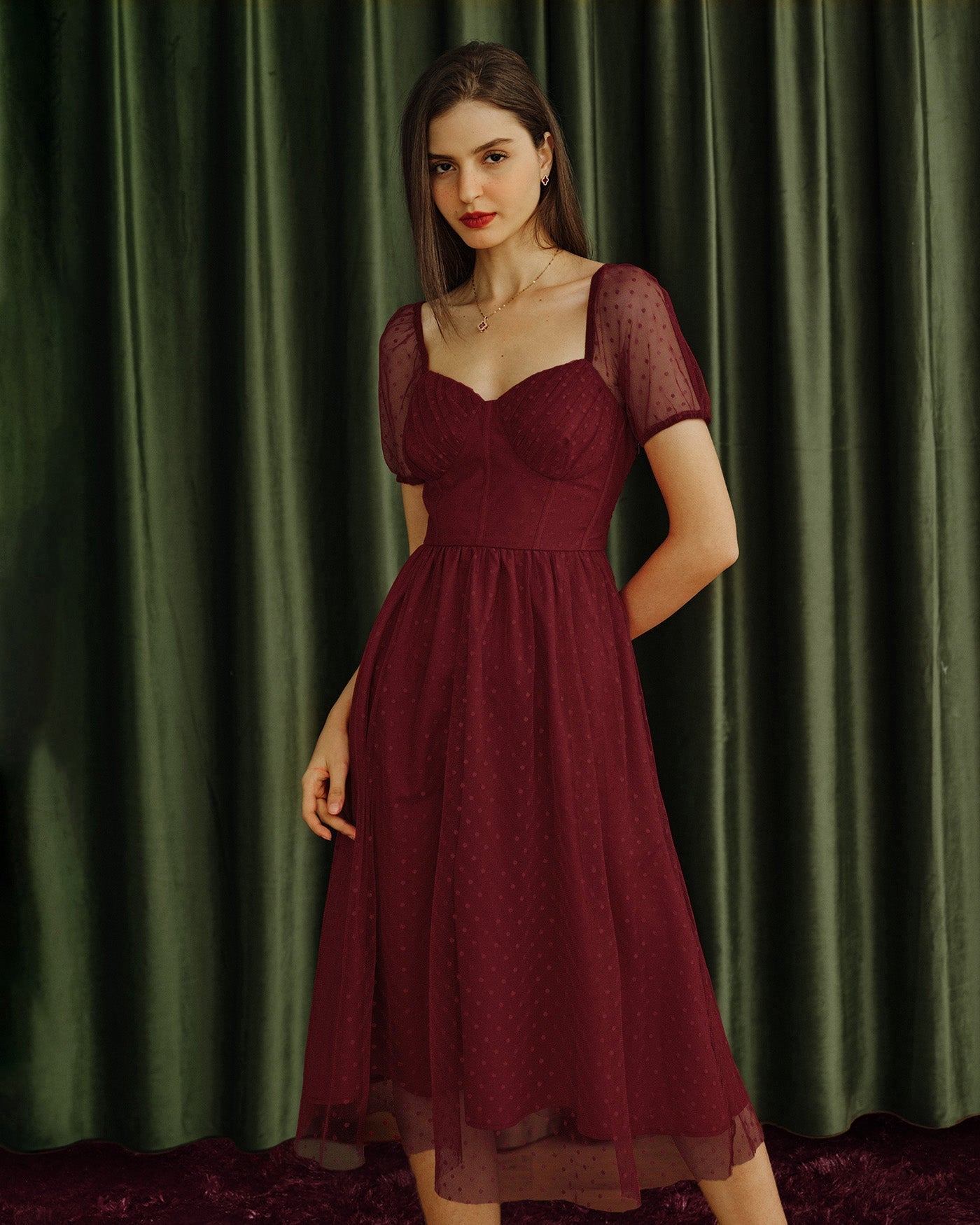 Vestido midi vermelho com decote em coração e estampa poá