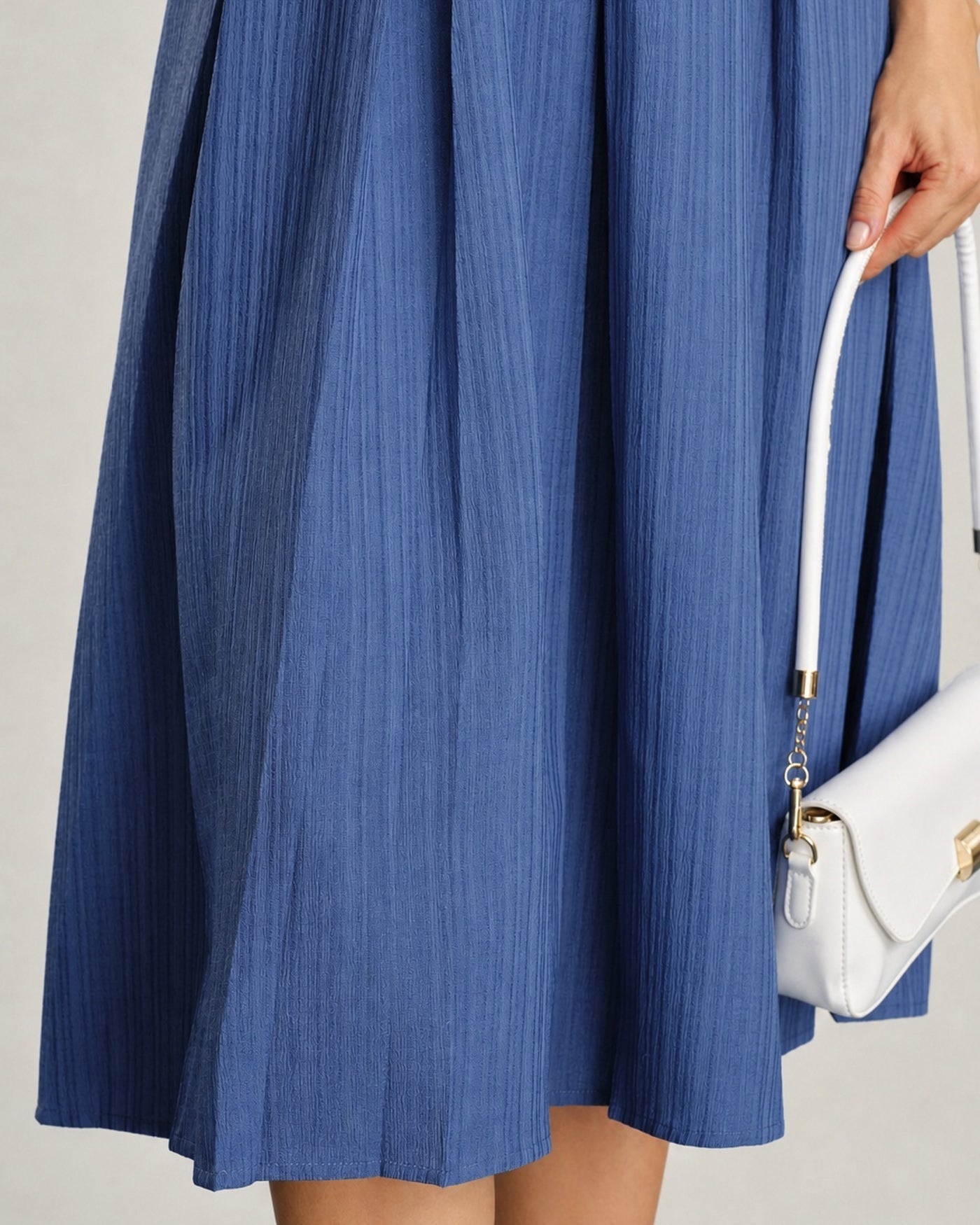 Vestido midi com gola azul e botões frontais