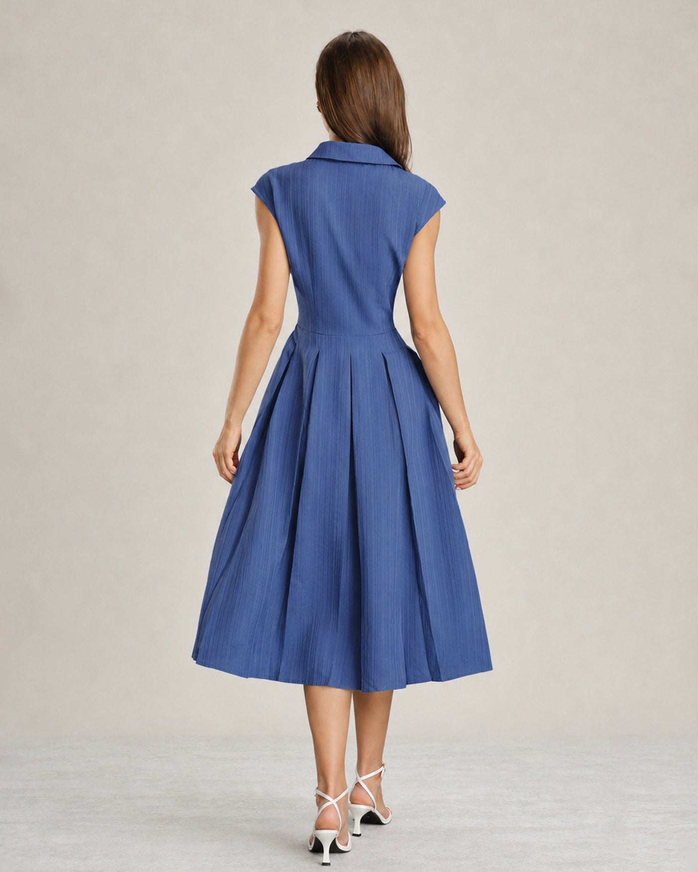 Vestido midi com gola azul e botões frontais