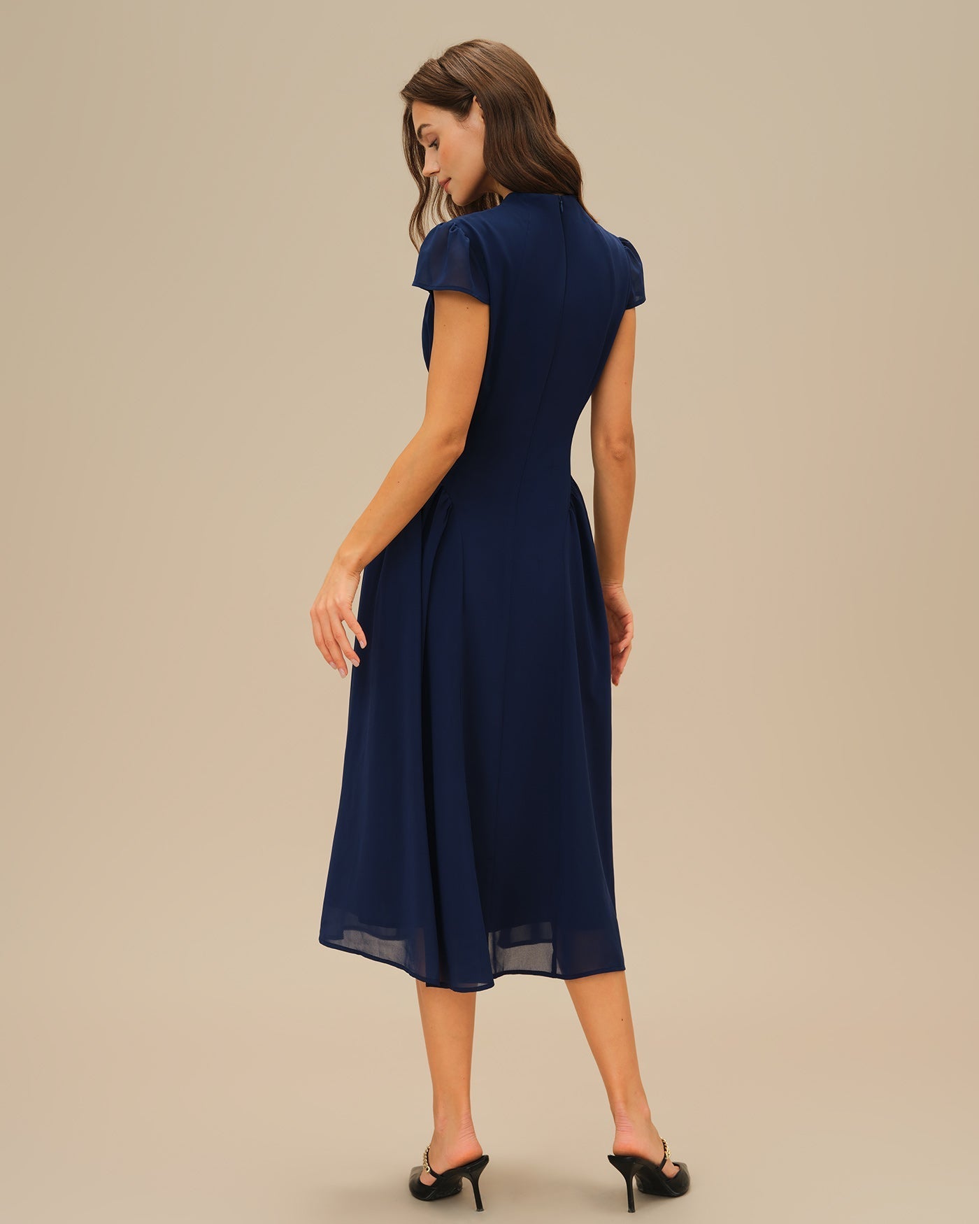 Vestido midi azul com mangas bufantes