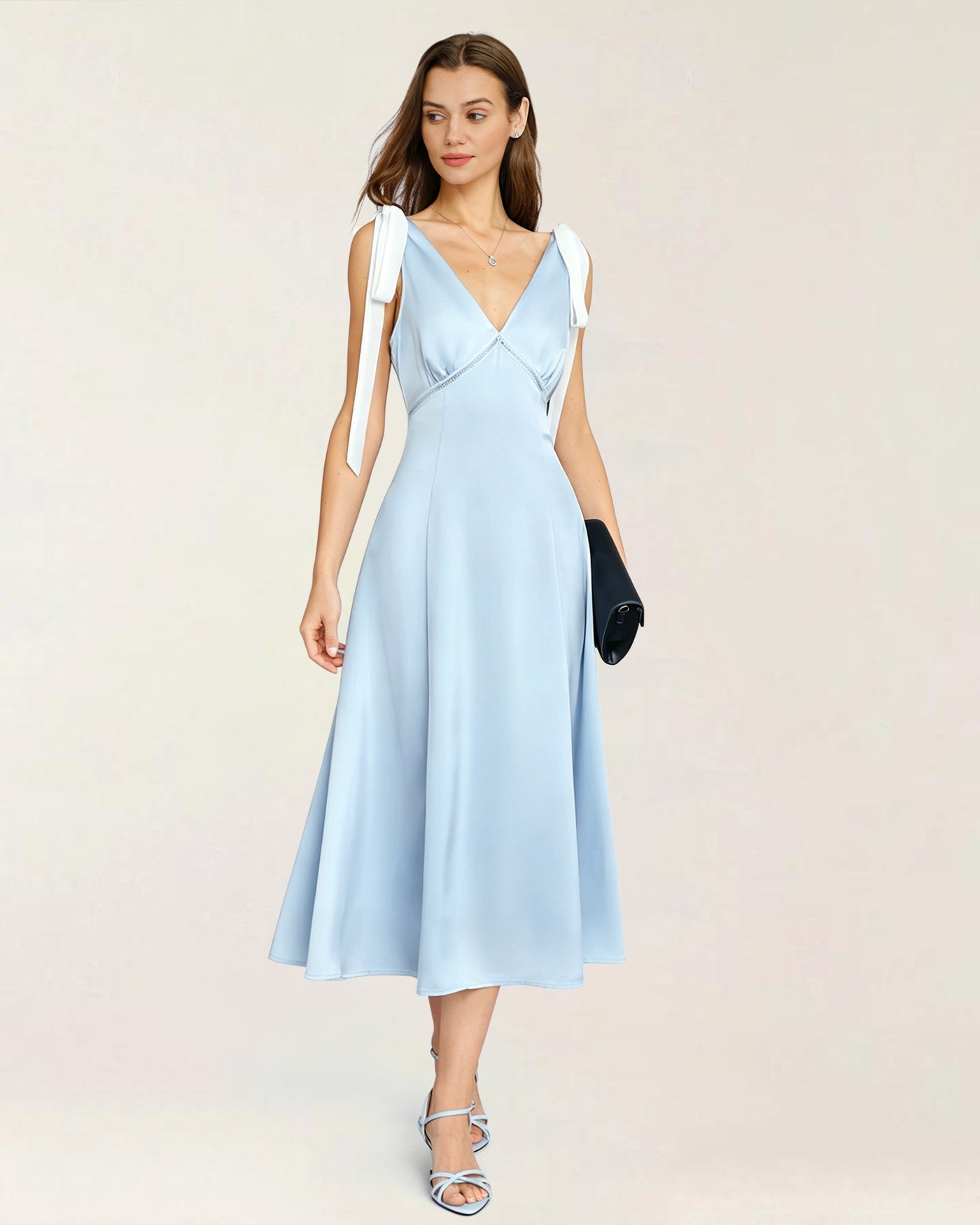Vestido midi de cetim azul com decote em V e recorte