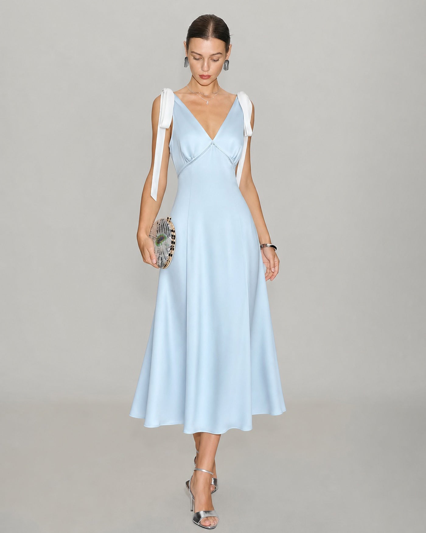 Vestido midi de cetim azul com decote em V e recorte