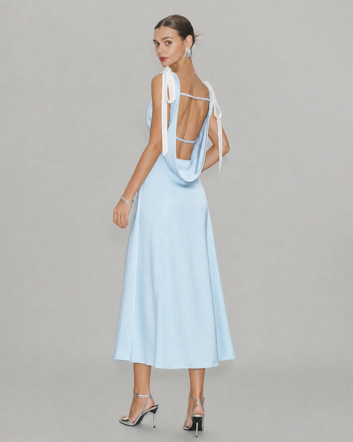 Vestido midi de cetim azul com decote em V e recorte