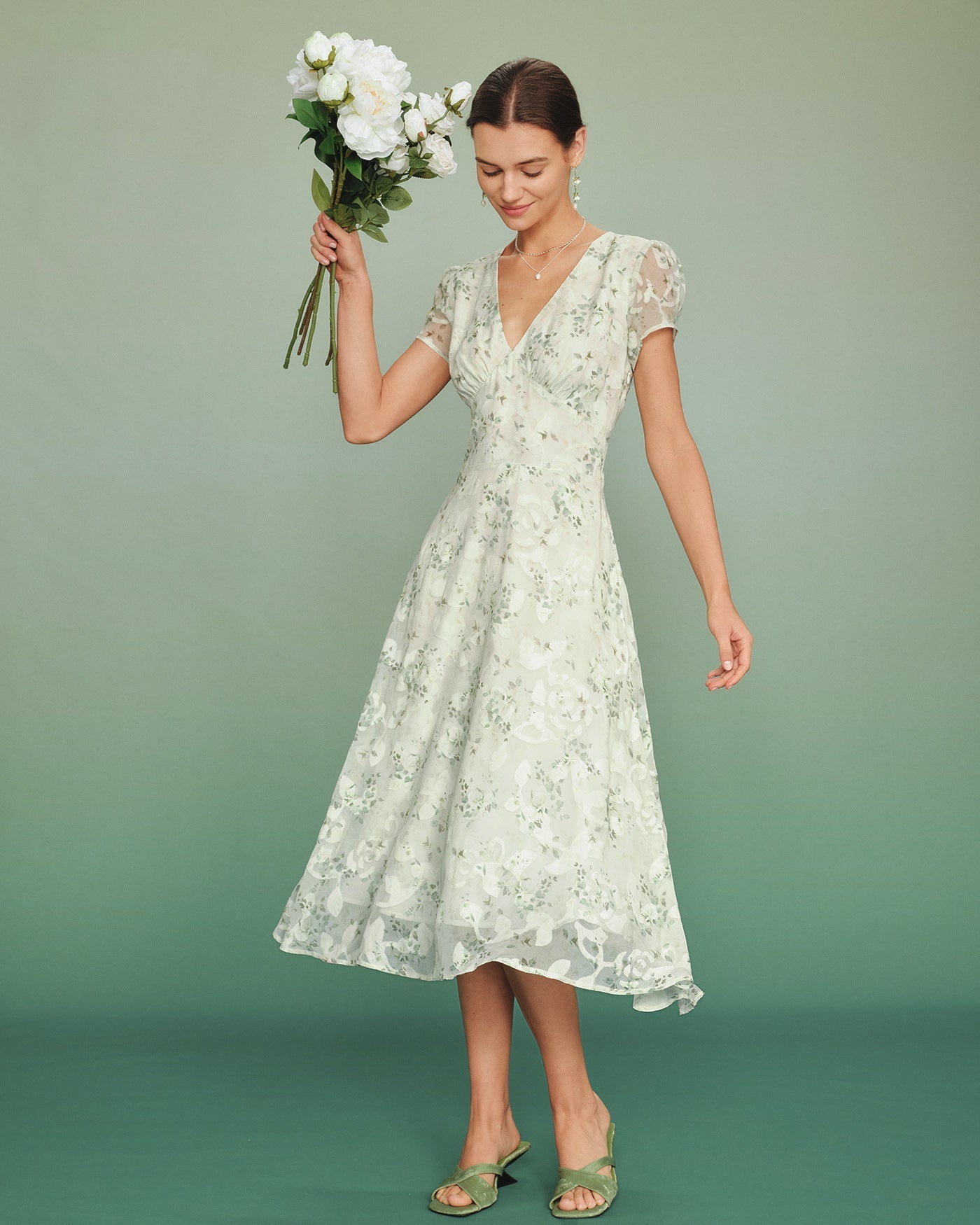 Vestido midi túnica floral verde com mangas bufantes