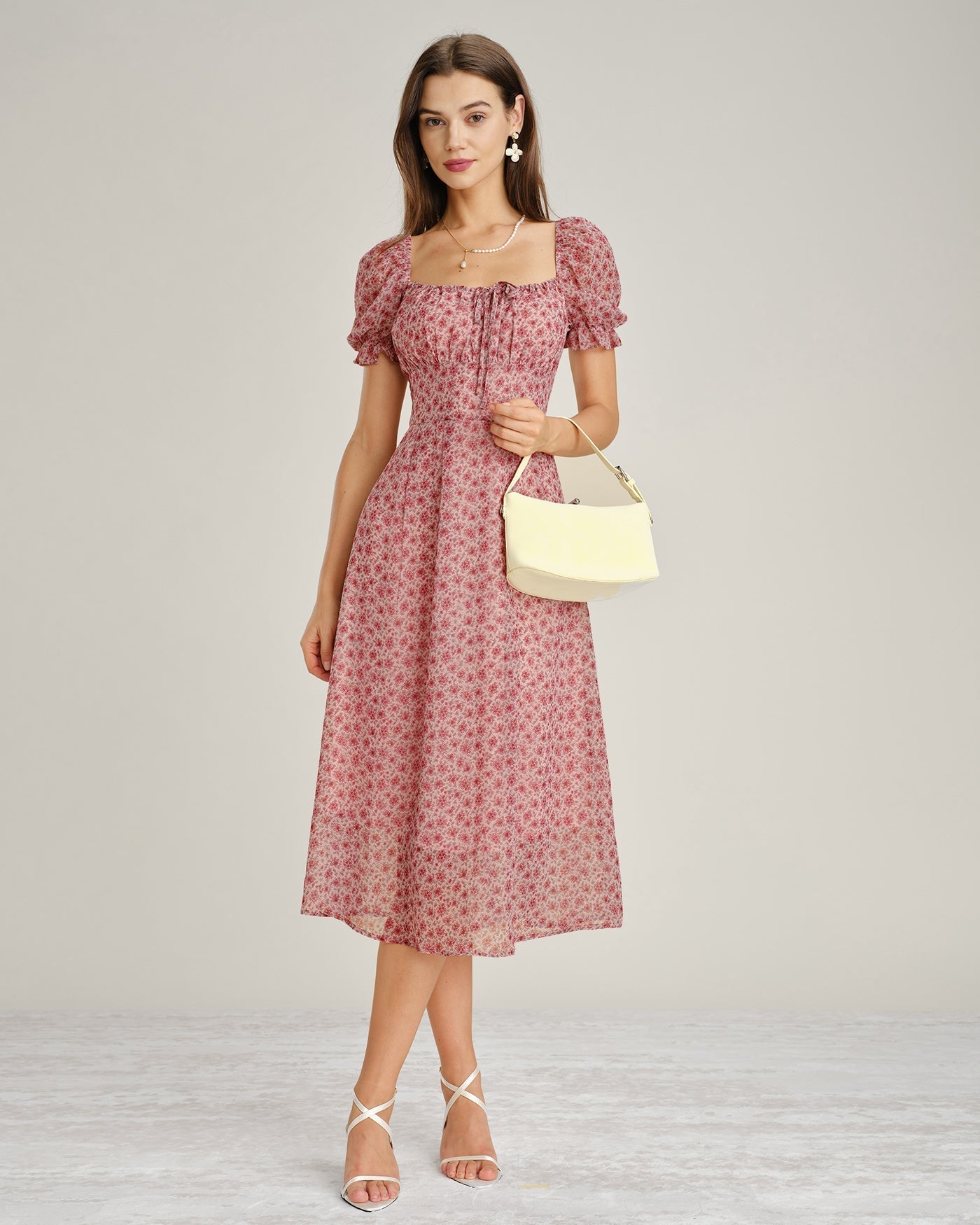Vestido midi rosa em chiffon com decote quadrado e estampa floral