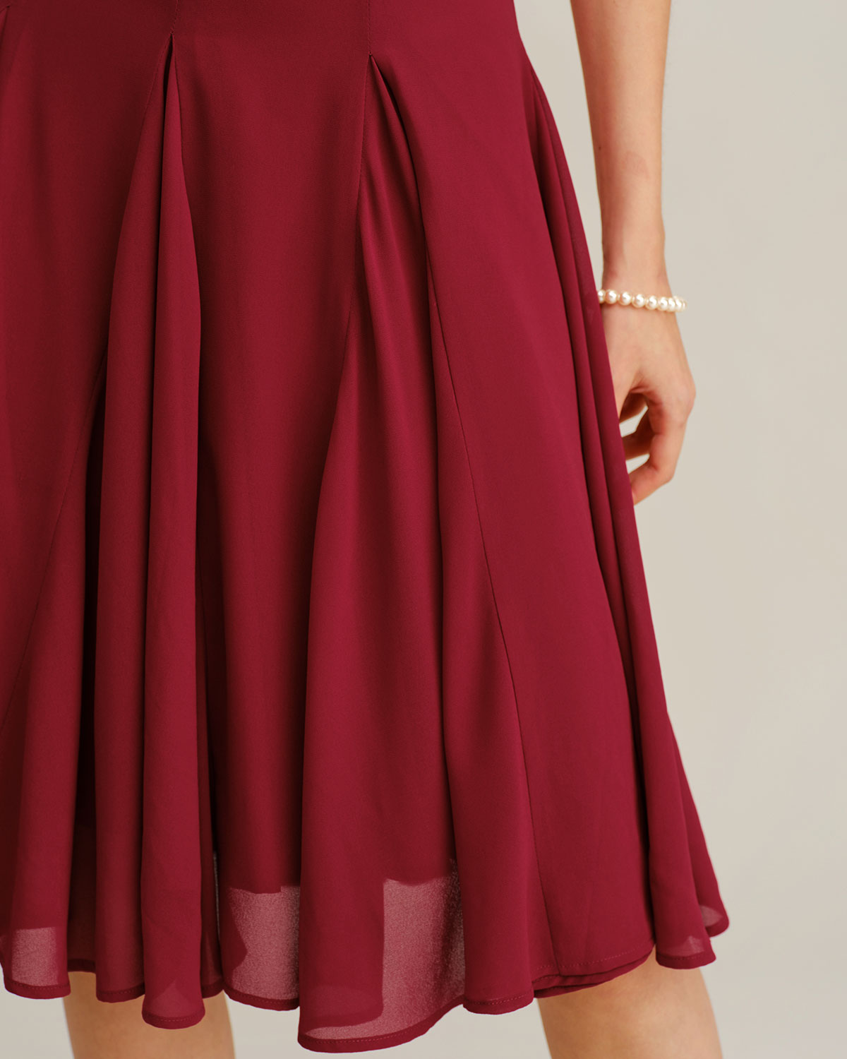 Vestido slip midi em chiffon, corte evasê — vermelho