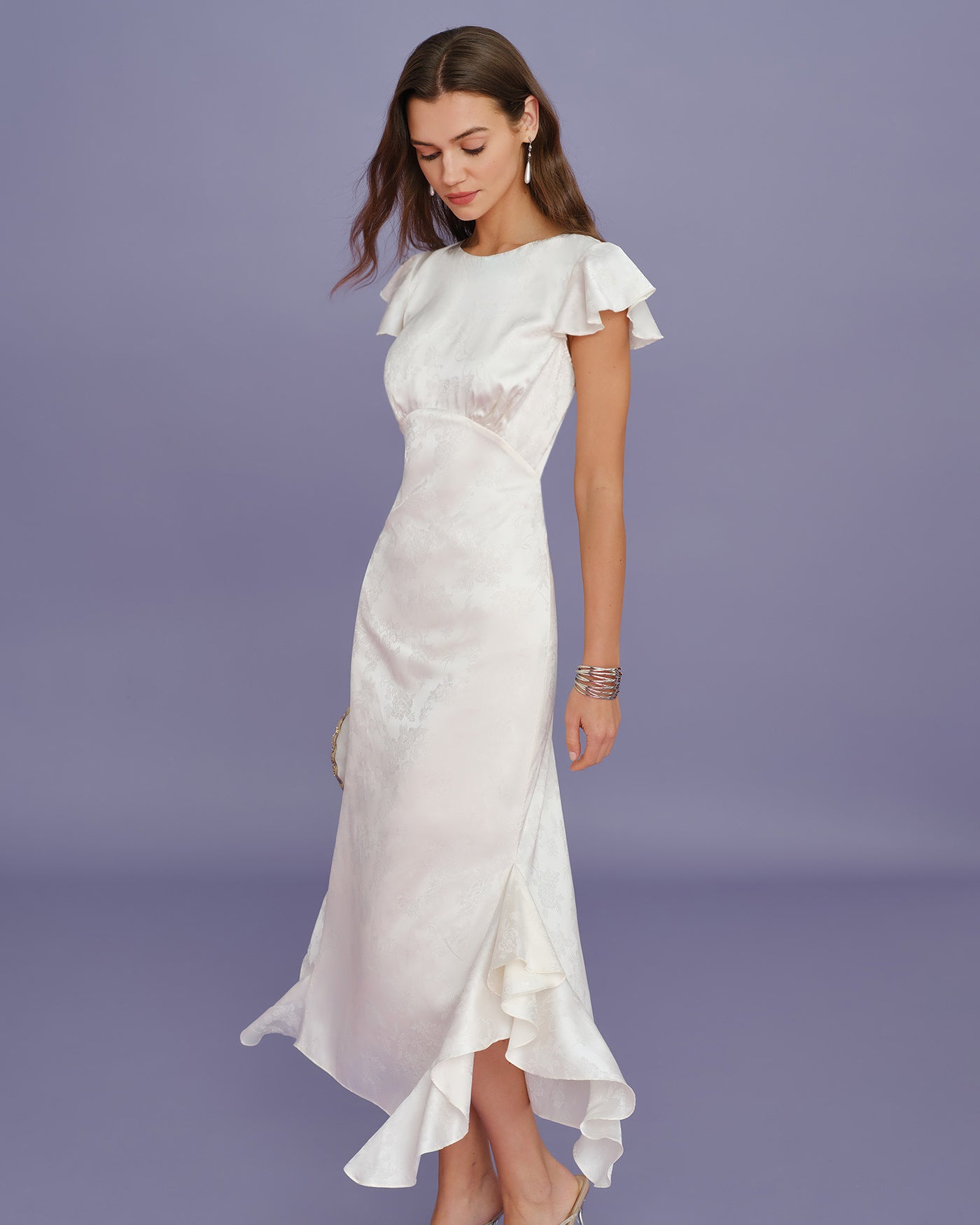 Vestido midi bege em jacquard com babados e decote canoa
