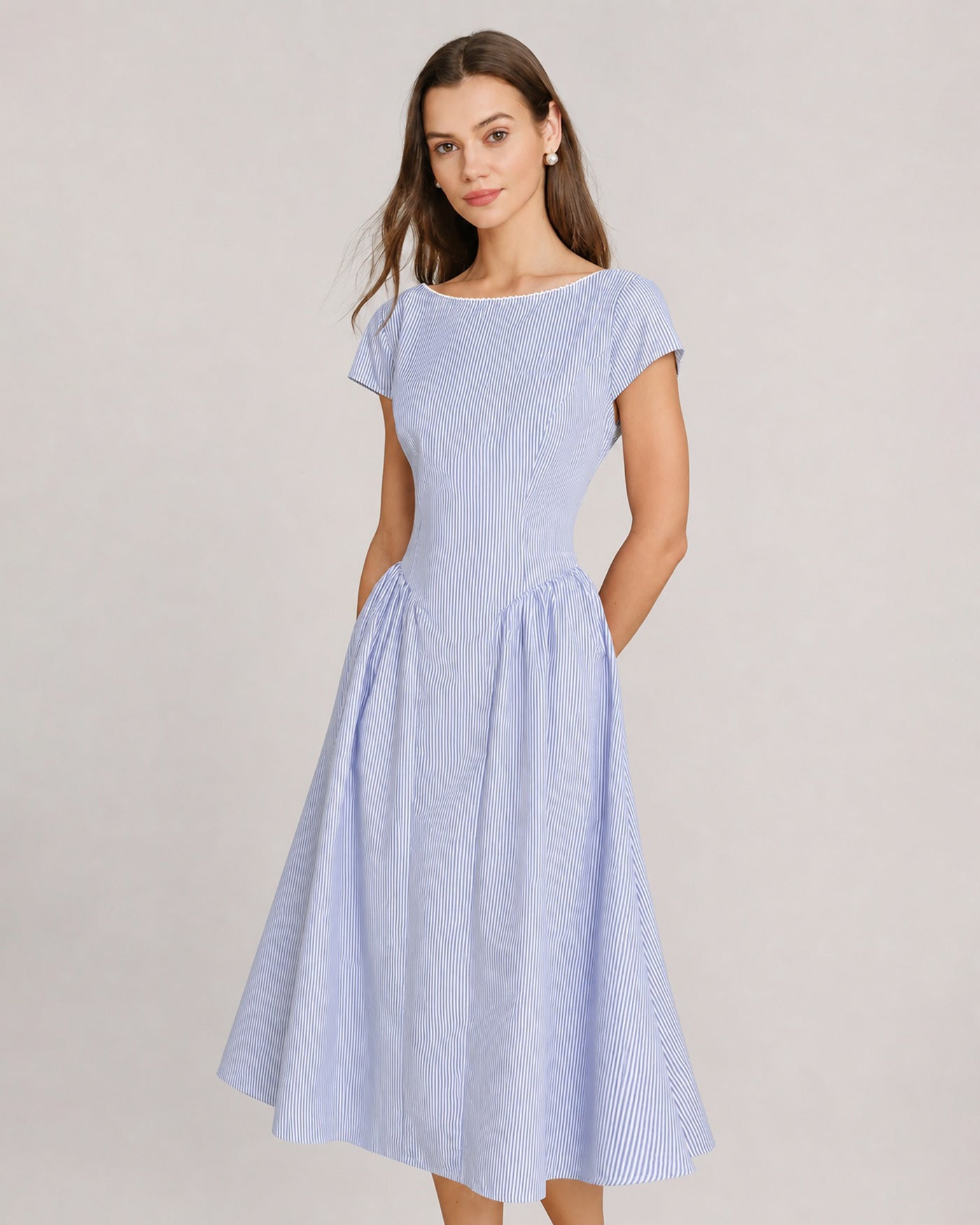 Vestido midi azul com decote canoa e franzidos