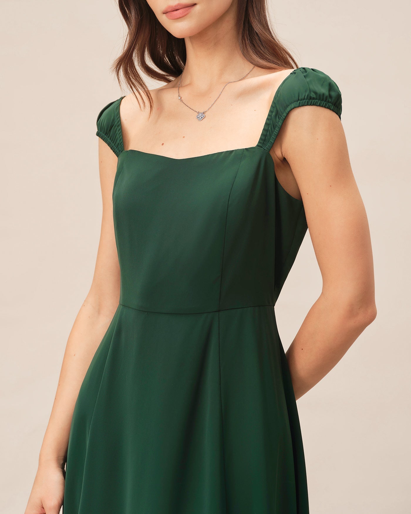 Vestido midi verde de decote quadrado com mangas curtas estruturadas