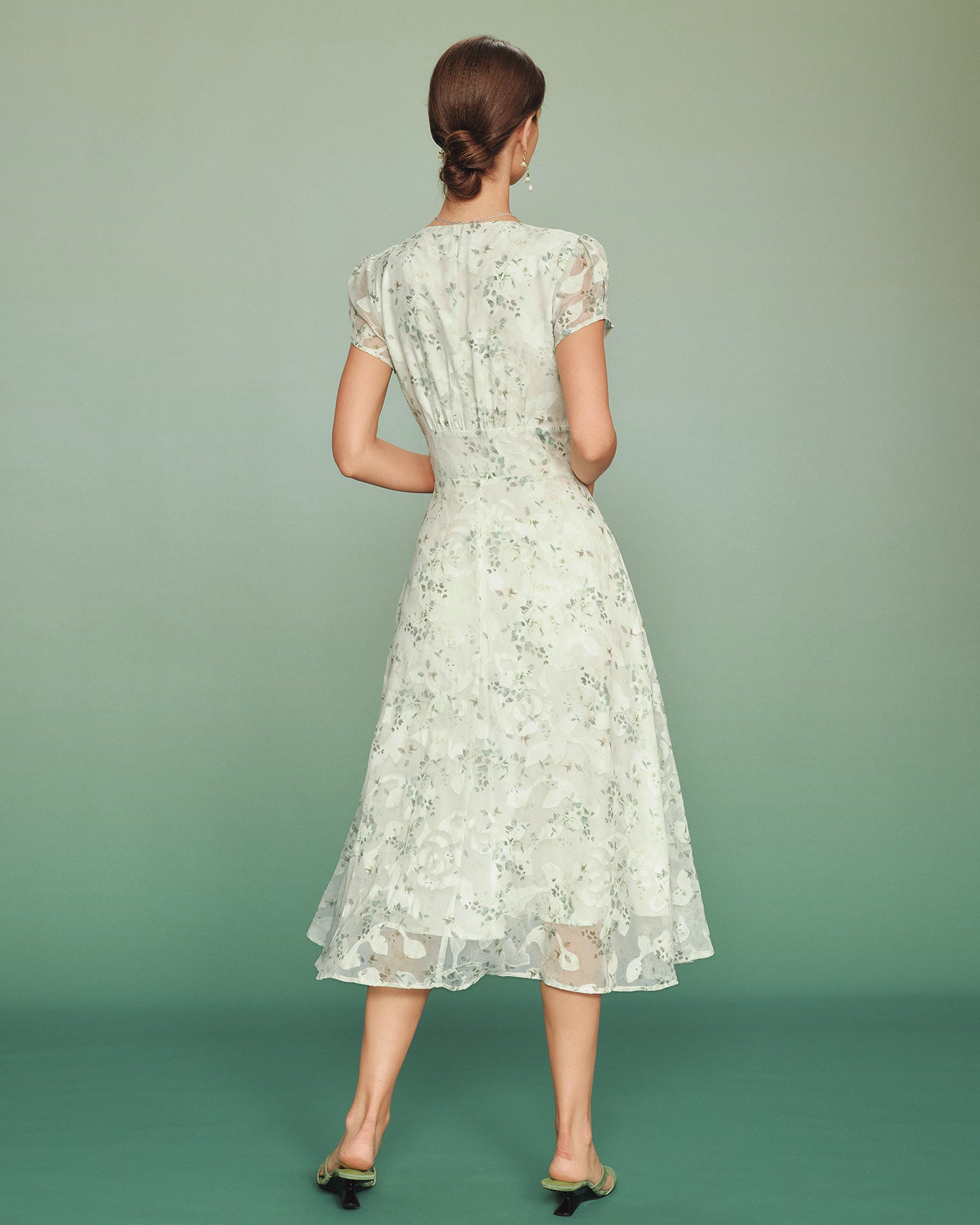 Vestido midi túnica floral verde com mangas bufantes