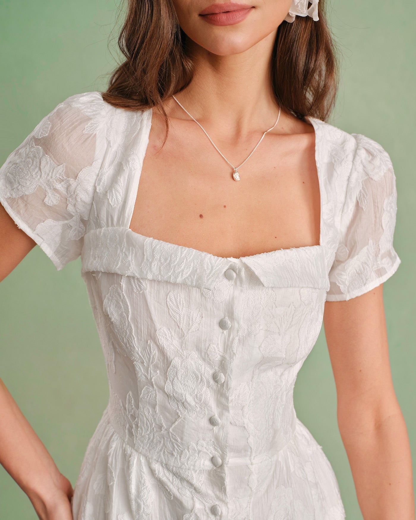 Vestido Midi Branco com Decote Quadrado e Tiras Cruzadas