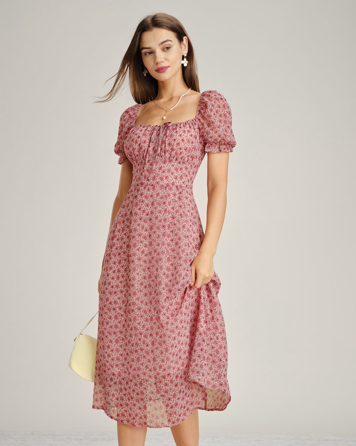 Vestido midi rosa em chiffon com decote quadrado e estampa floral