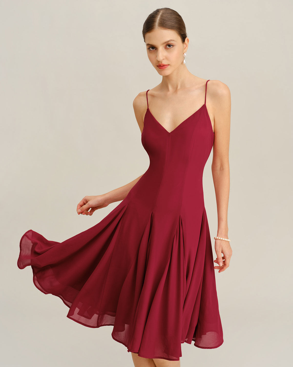 Vestido slip midi em chiffon, corte evasê — vermelho