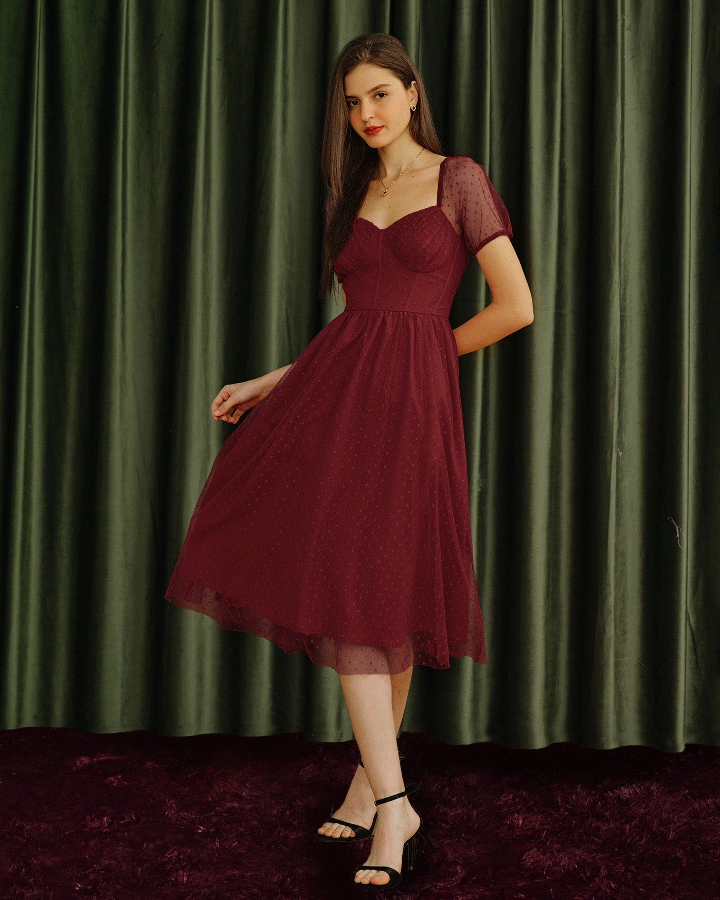 Vestido midi vermelho com decote em coração e estampa poá