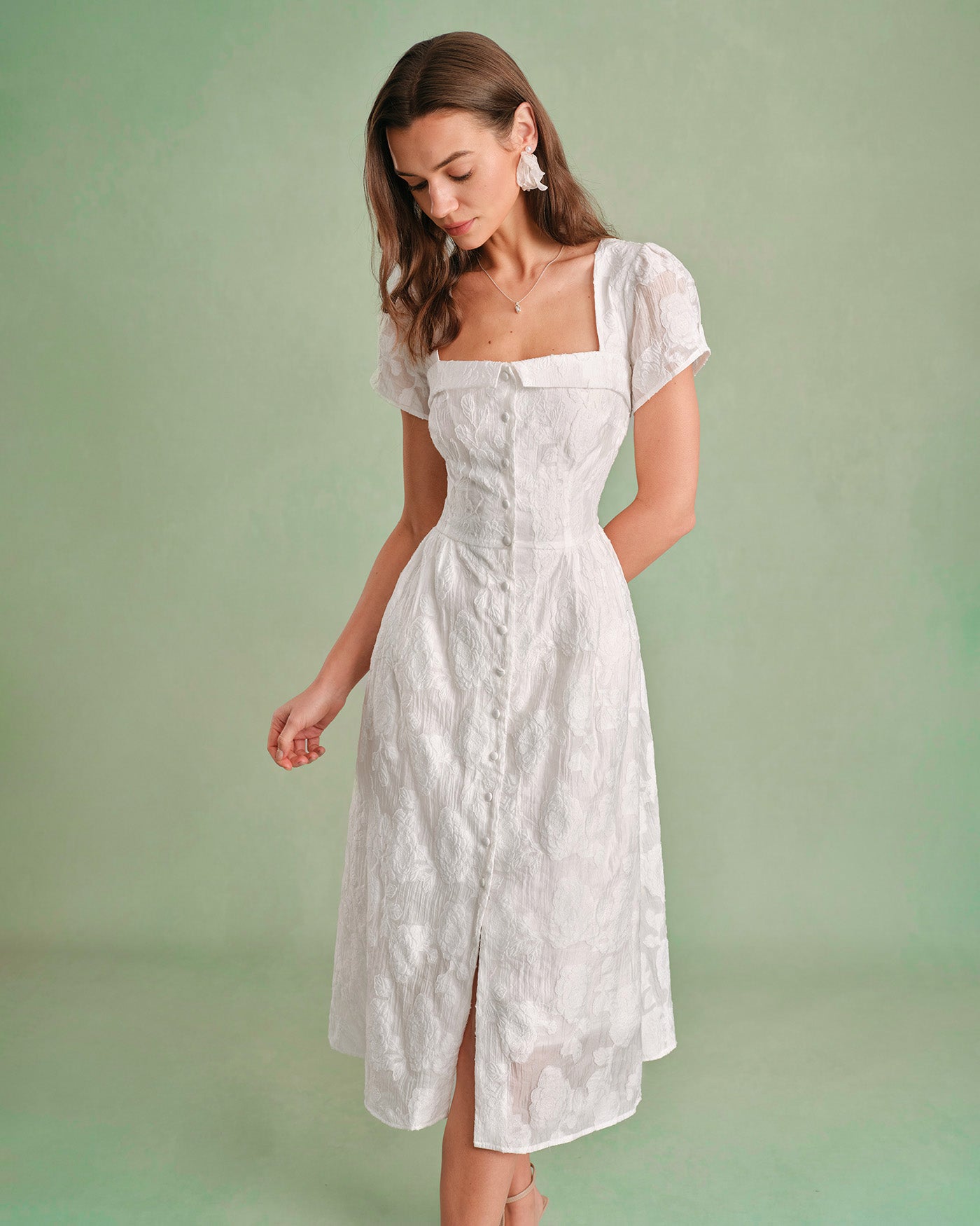 Vestido Midi Branco com Decote Quadrado e Tiras Cruzadas