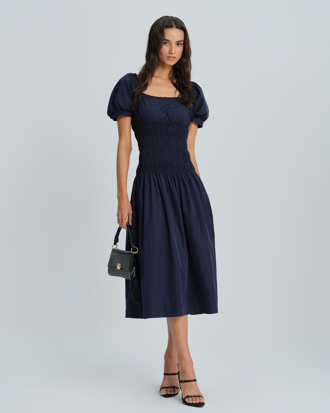 Vestido midi azul com mangas bufantes e corpo franzido