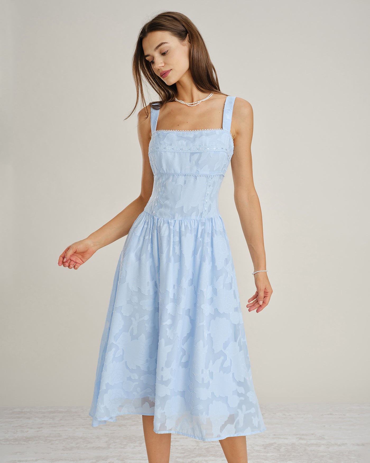 Vestido midi azul com decote quadrado e jacquard com renda
