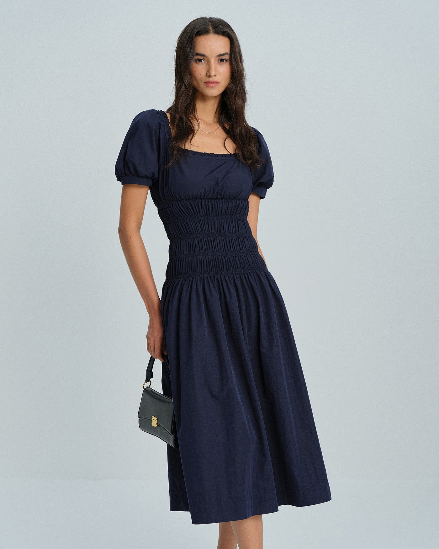 Vestido midi azul com mangas bufantes e corpo franzido