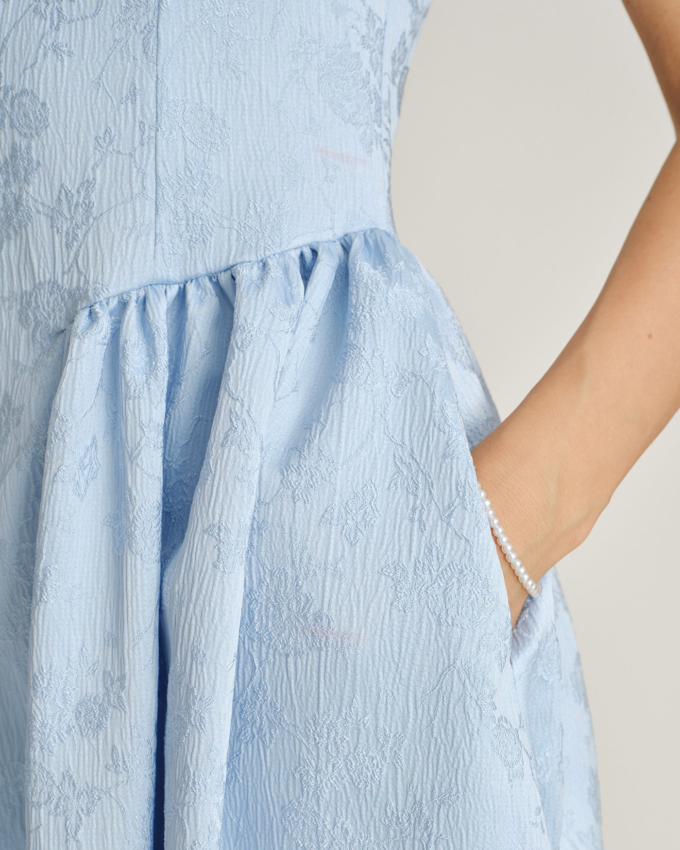 Vestido slip midi em jacquard azul com bolsos