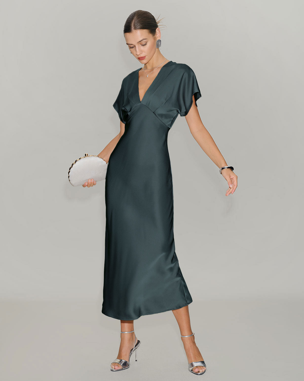 Vestido midi em cetim verde-acinzentado com mangas drapeadas