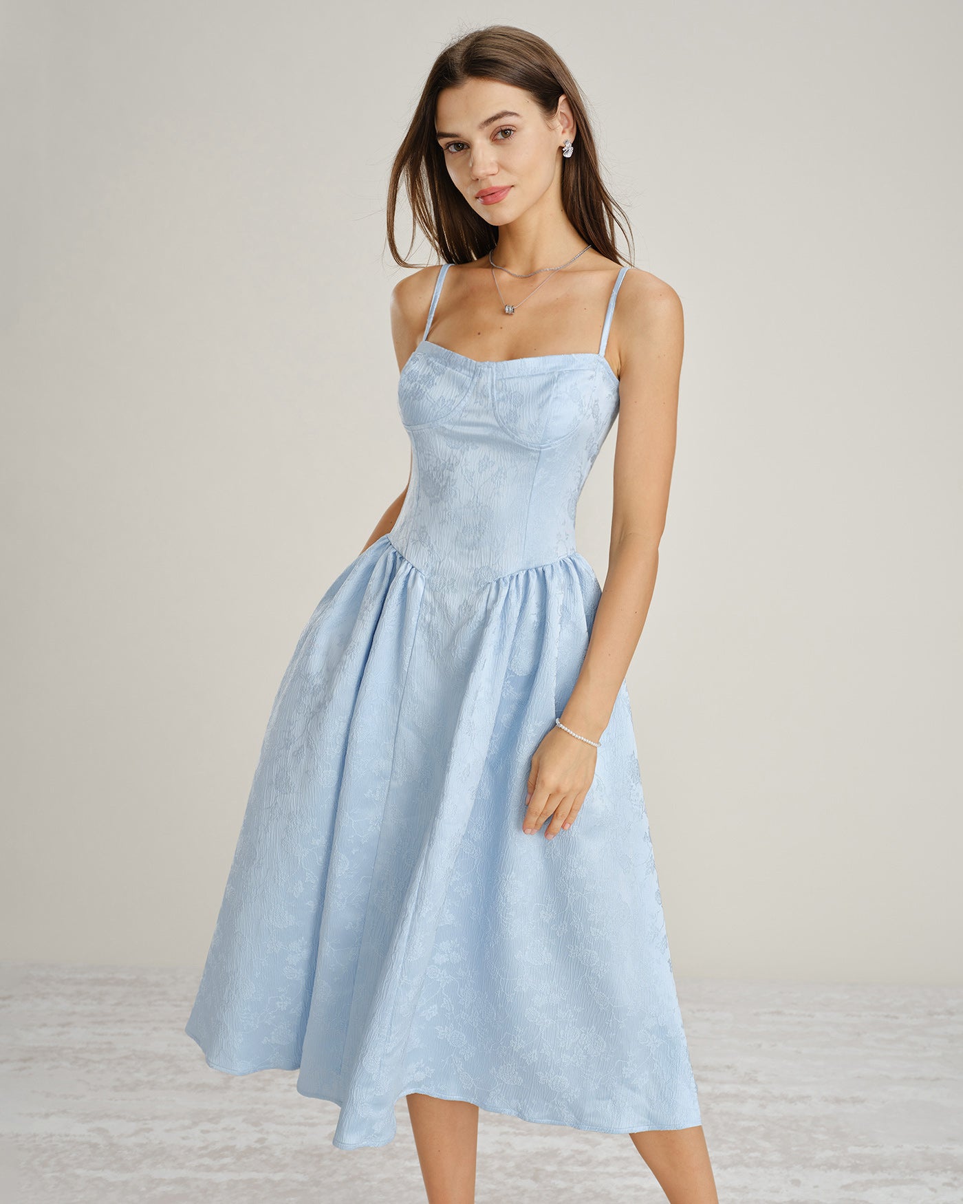 Vestido slip midi em jacquard azul com bolsos