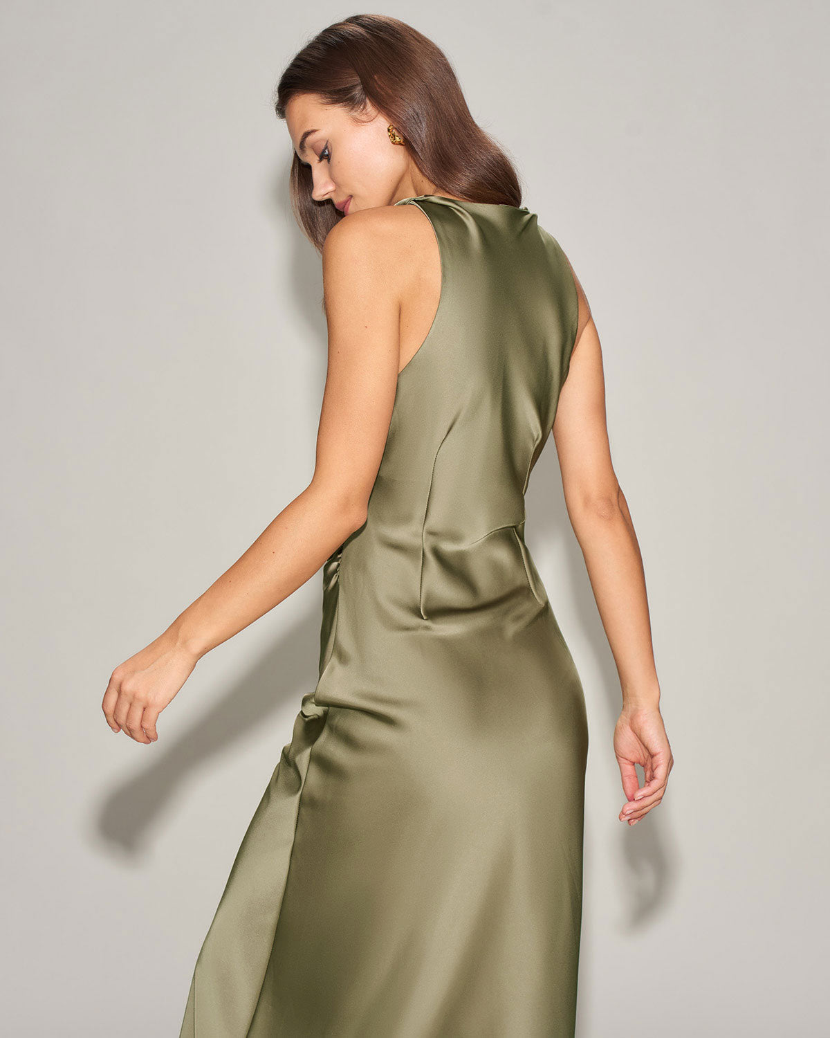 Vestido midi slip em cetim com decote canoa — Verde